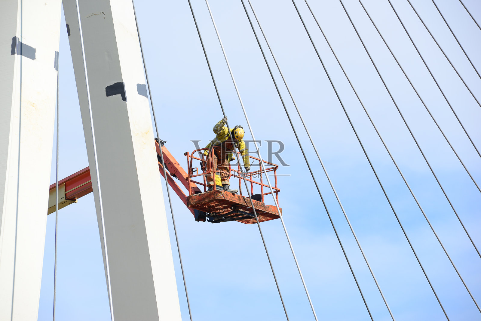 公共人行桥正在建设中照片摄影图片
