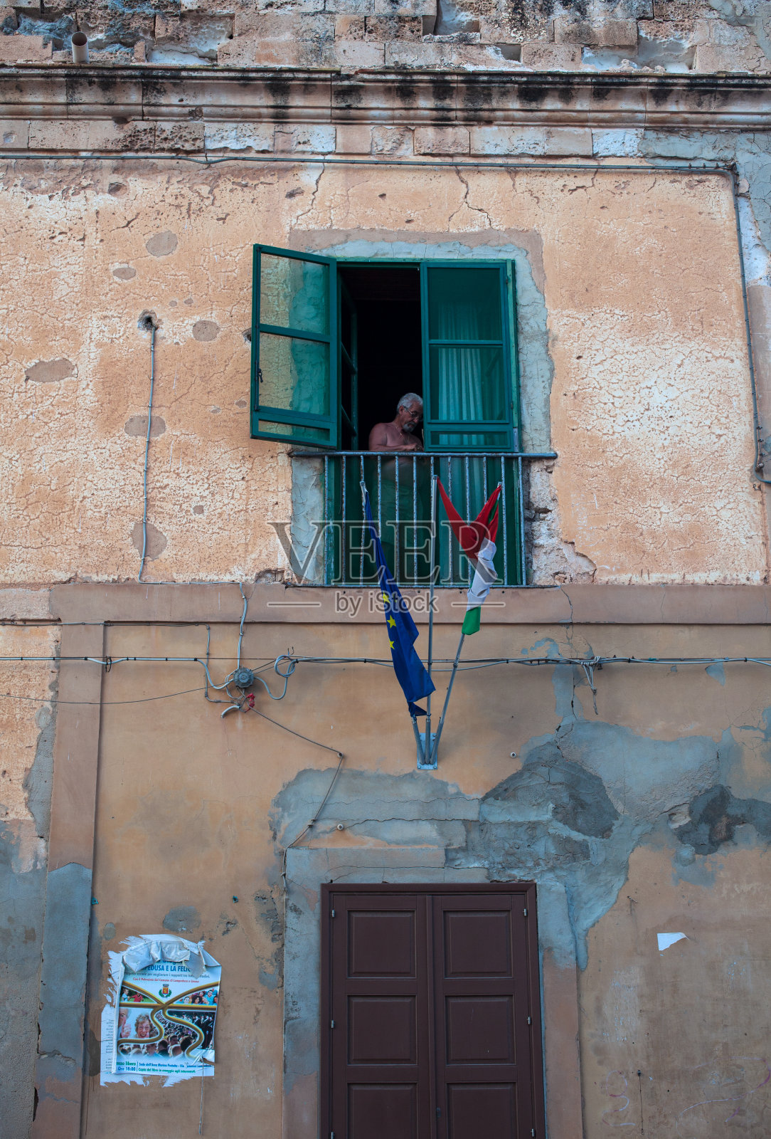 看着窗外的男人照片摄影图片
