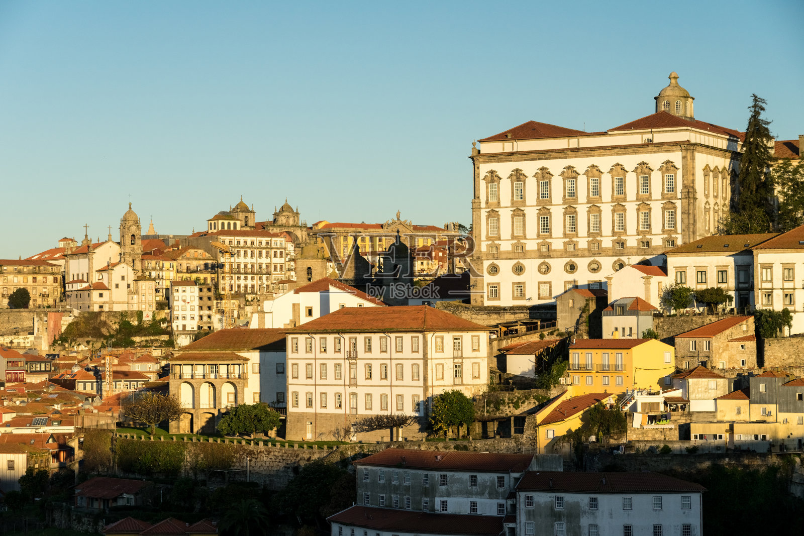 日出时的波尔图城市与历史房屋立面路易斯I桥瞭望。照片摄影图片