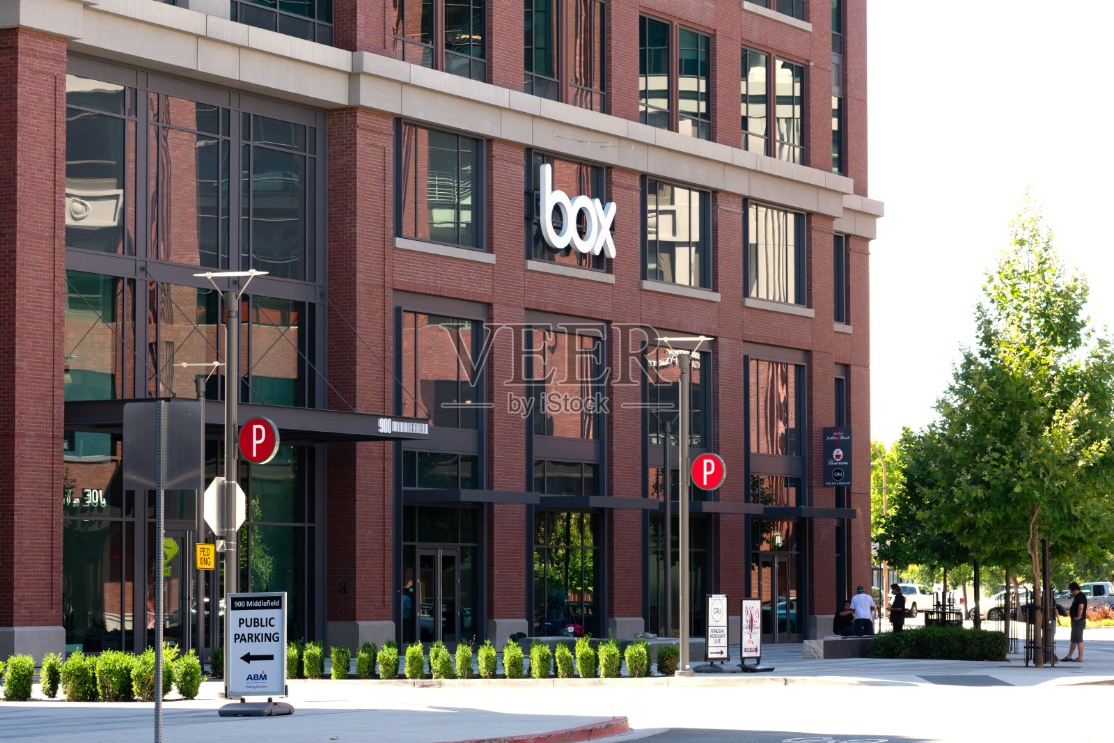 盒子总部立面和共享停车场入口为市中心的游客照片摄影图片