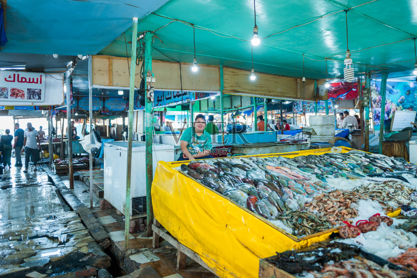 满是新鲜鱼的市场柜台照片摄影图片