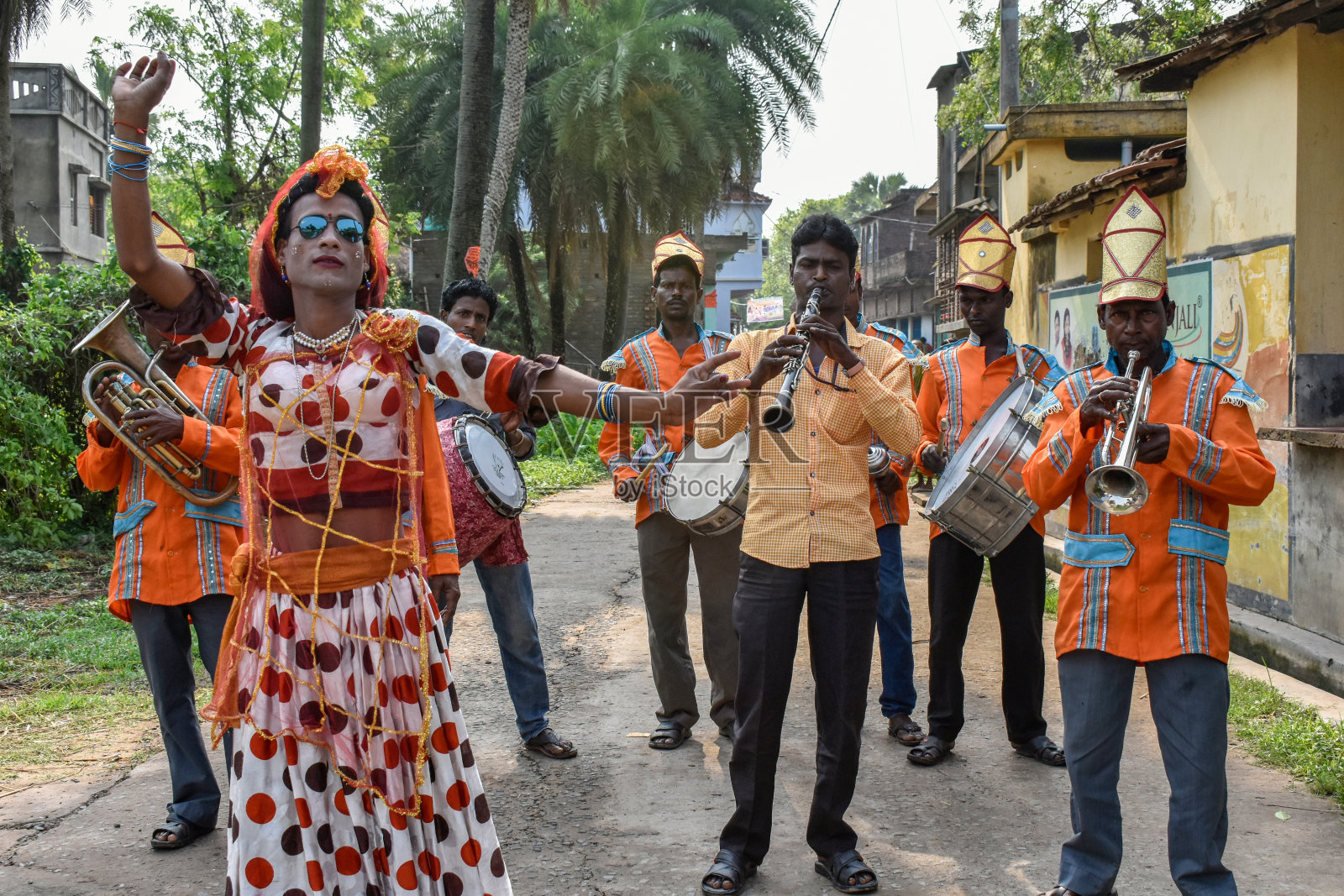 行进乐队在村庄的道路上表演他们的音乐照片摄影图片