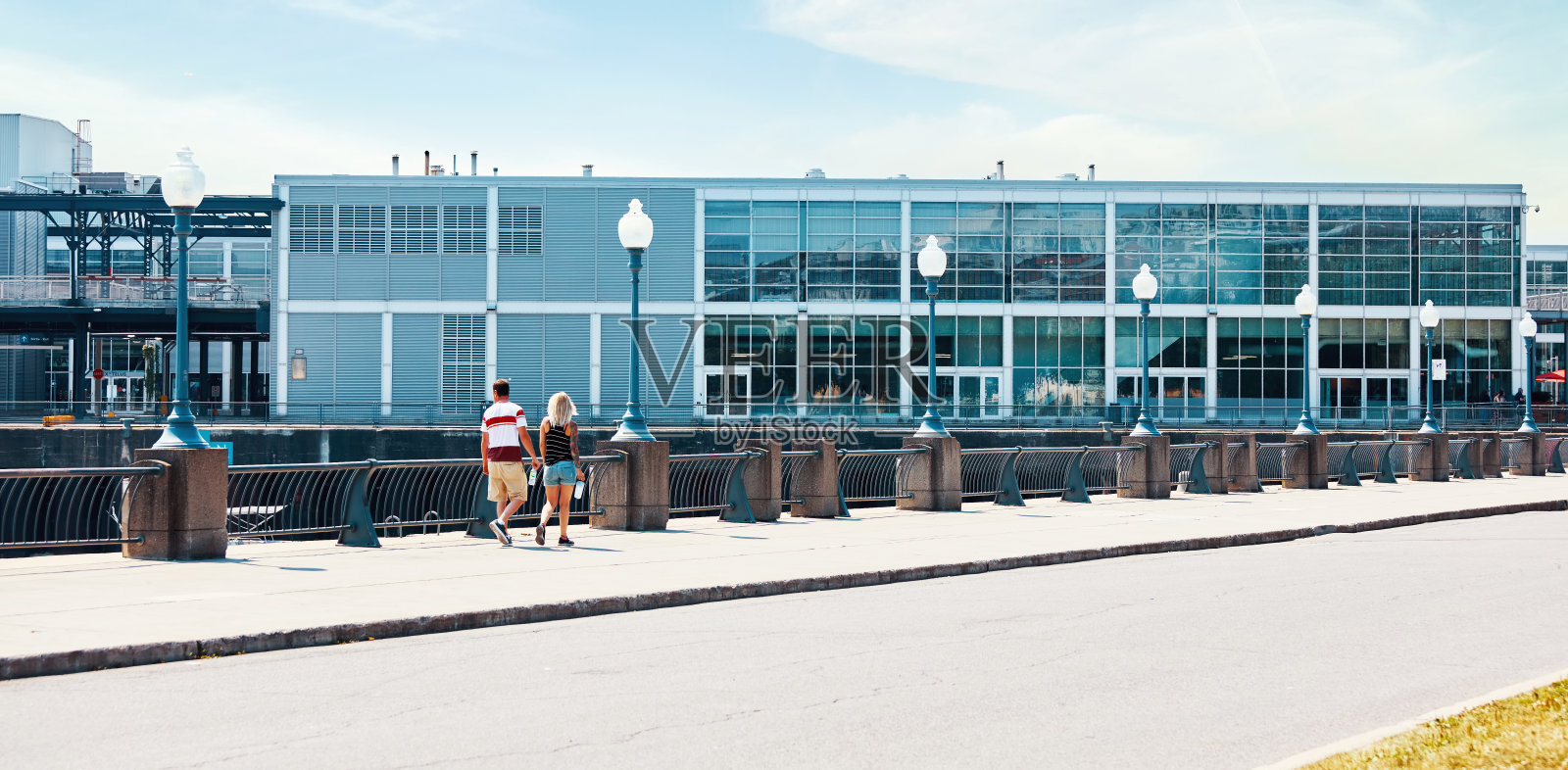 一对年轻的加拿大夫妇走在蒙特利尔老港口的街道上照片摄影图片