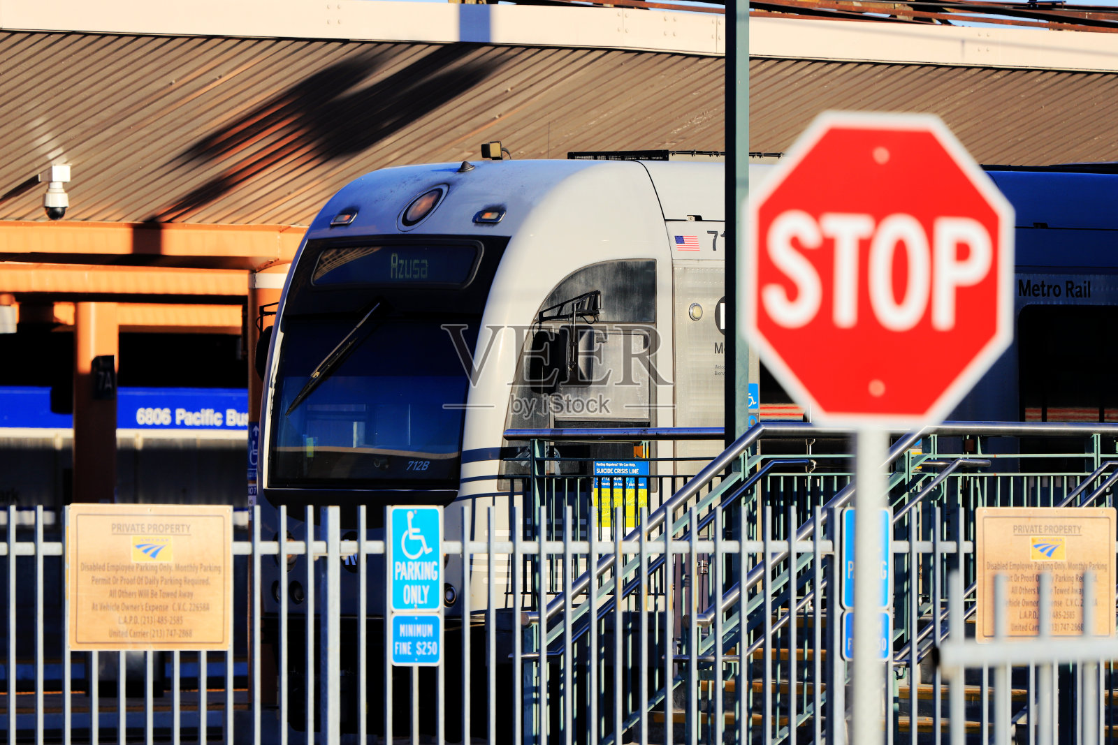 停车标志，洛杉矶地铁黄金线和美铁太平洋冲浪者列车照片摄影图片