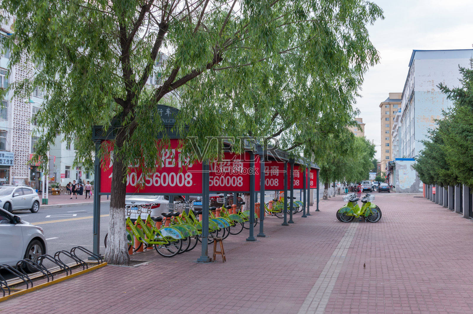 在中国黑河市的夏天，自行车租赁路附近的街道照片摄影图片