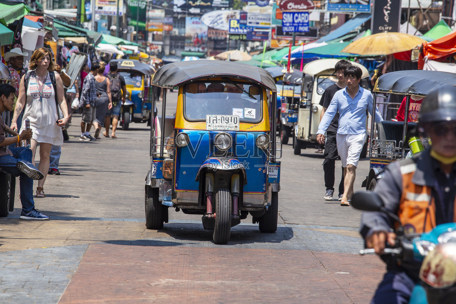 泰国曼谷街头的机动三轮车。嘟嘟车通常用于在首都周围运送人员和货物照片摄影图片