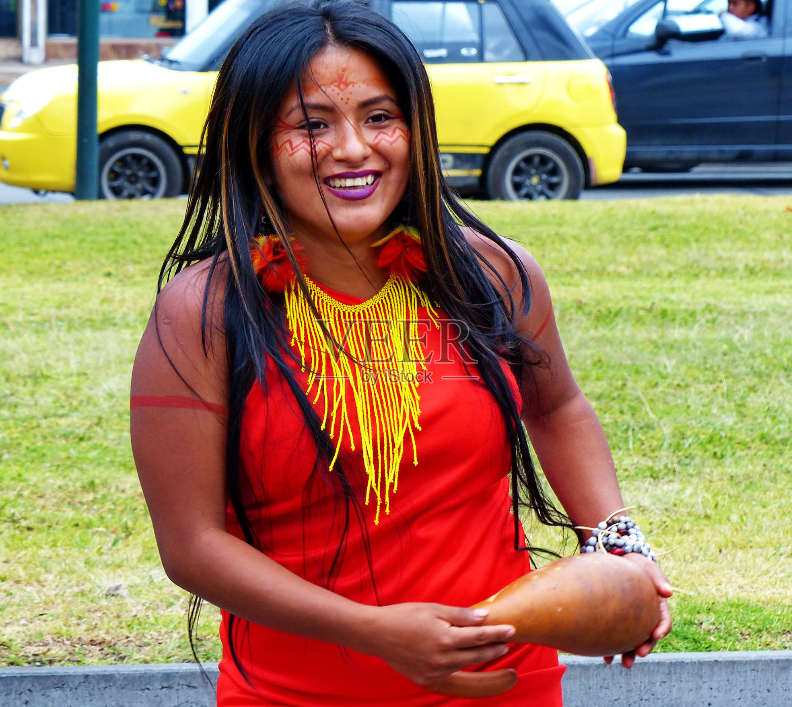 来自厄瓜多尔亚马逊地区的年轻舞者照片摄影图片