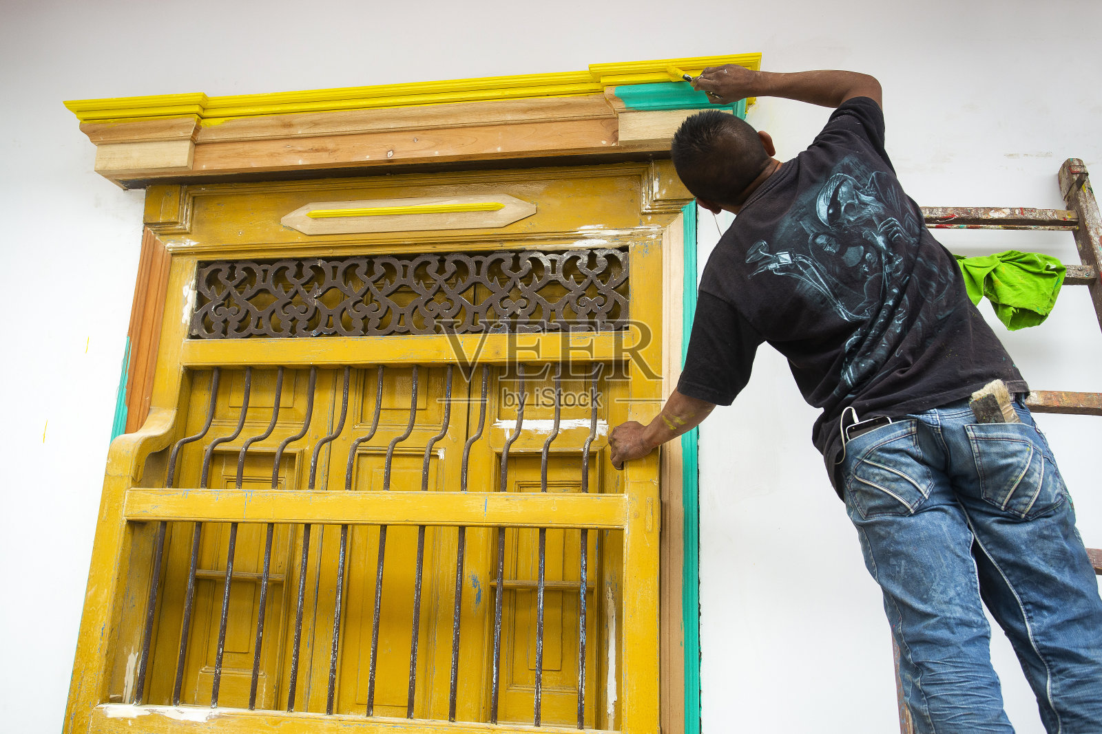 成年男子画殖民时期的窗户-埃尔雷蒂罗，安蒂奥基亚/哥伦比亚照片摄影图片