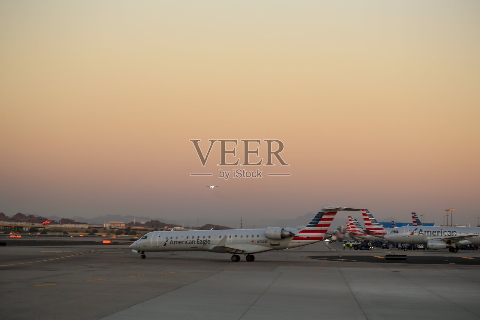 美国鹰-天空-韦斯特航空公司庞巴迪飞机在PHX机场照片摄影图片