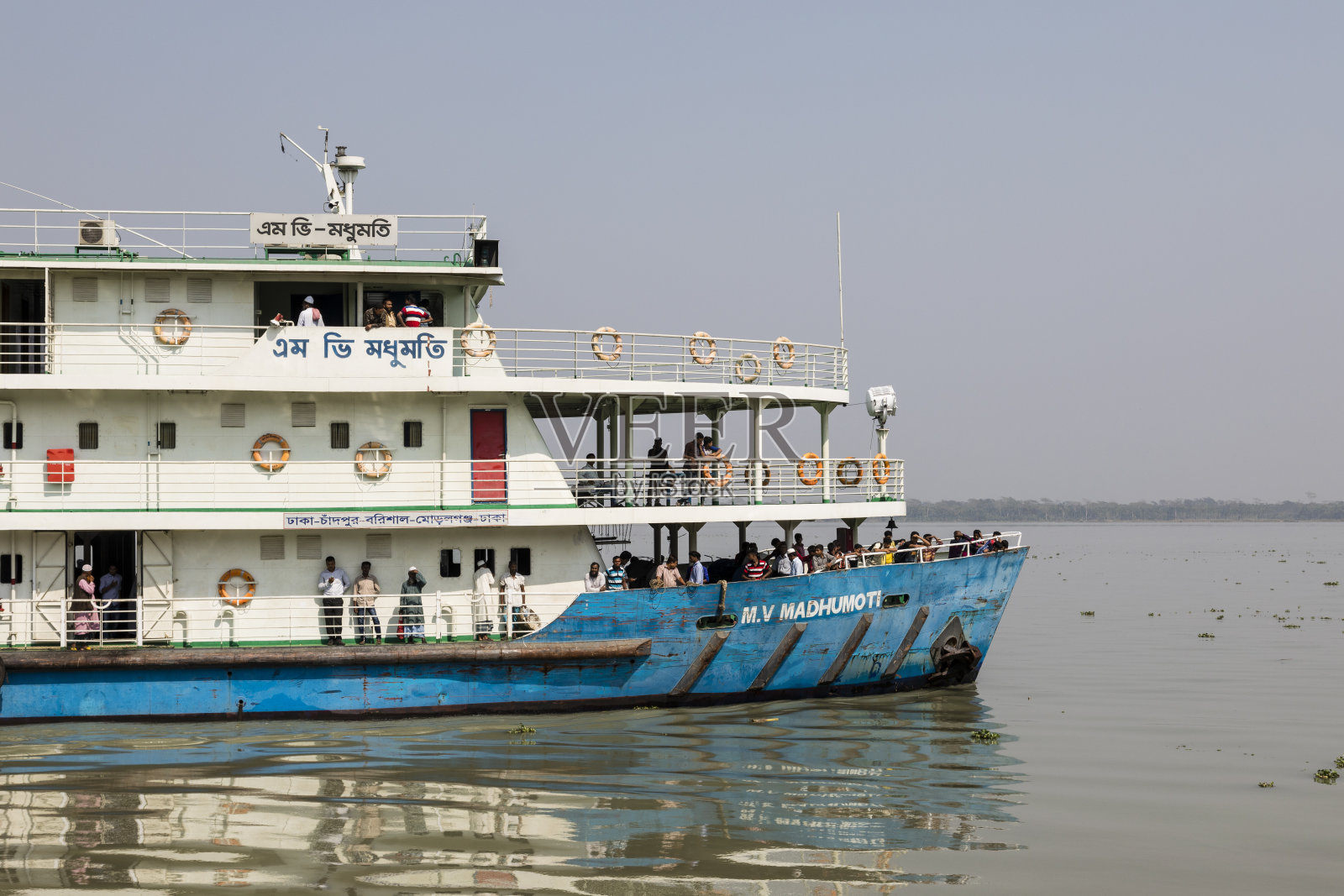 孟加拉国库尔纳附近一条河上的典型客轮照片摄影图片