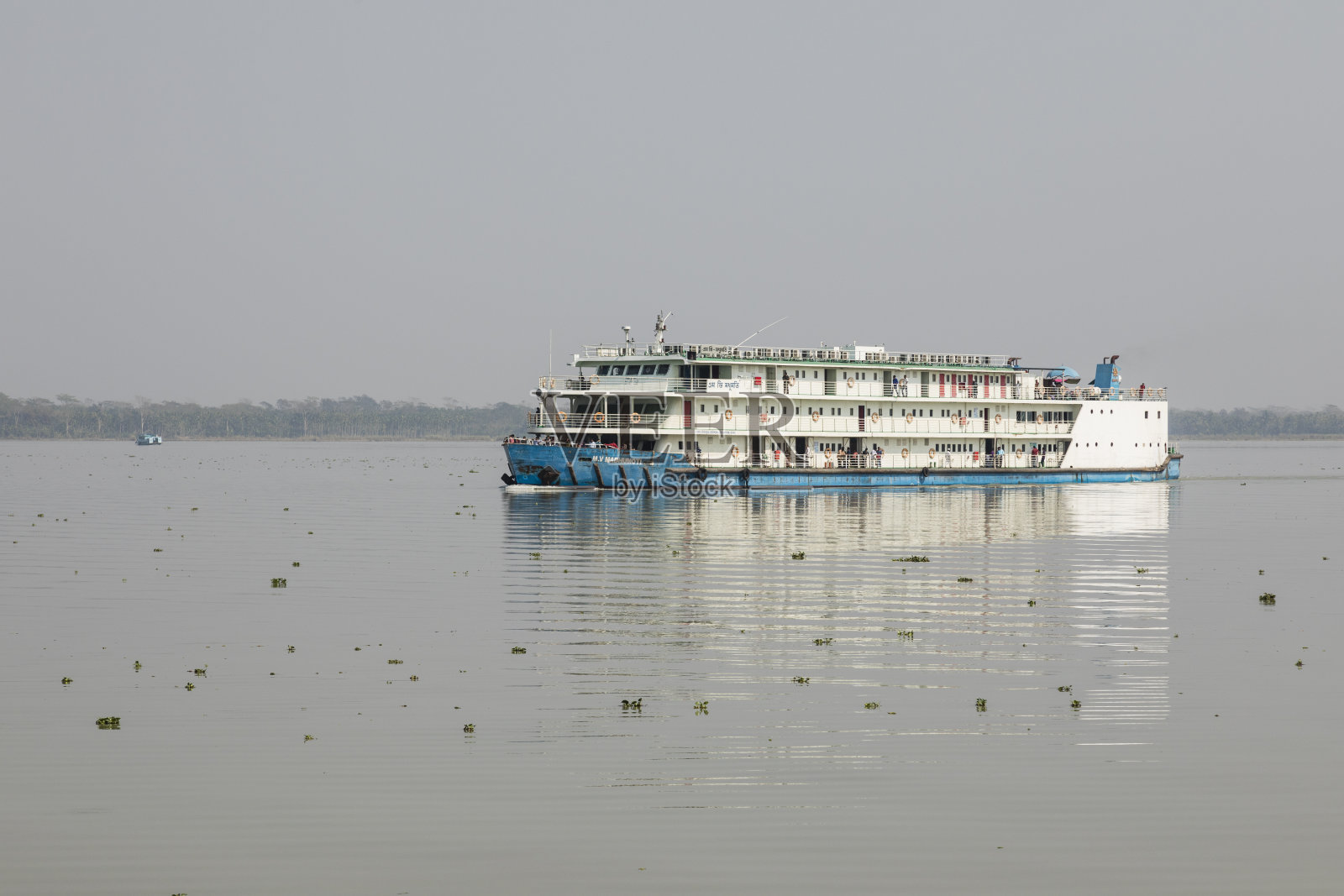 孟加拉国库尔纳附近一条河上的典型客轮照片摄影图片