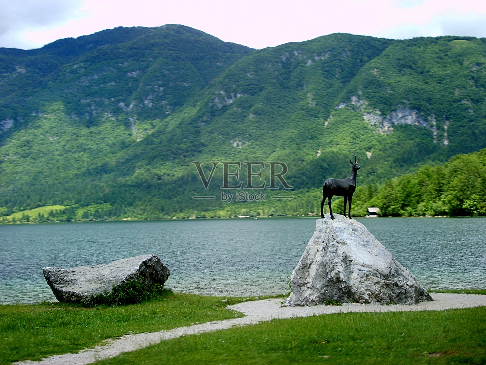 格里格拉夫国家公园博欣吉湖边的金霍恩雕像。斯洛文尼亚照片摄影图片