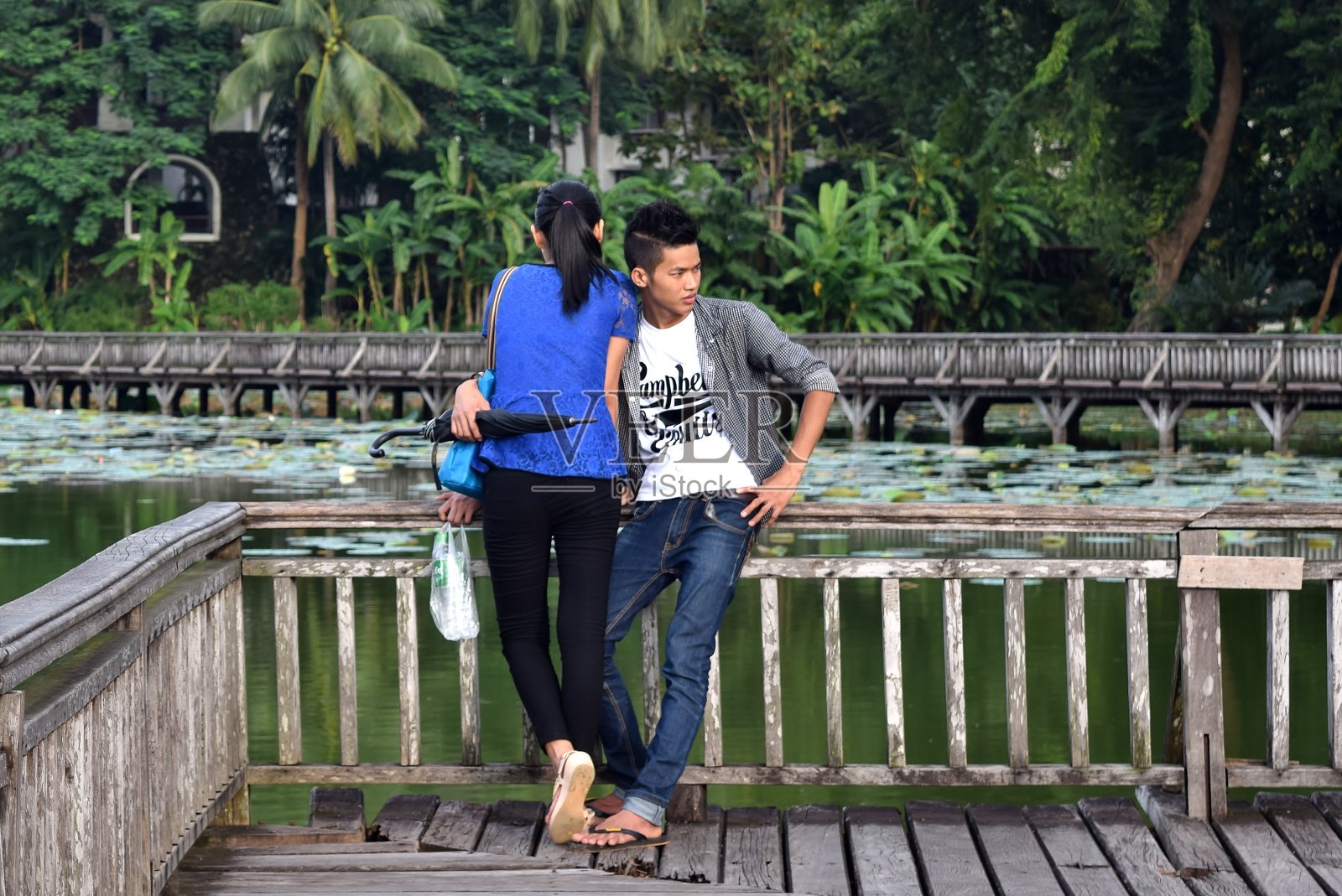 一对亚洲夫妇在仰光公园照片摄影图片