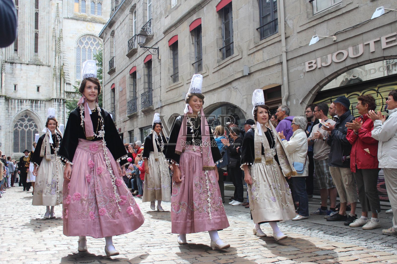 在英属法国坎佩尔市一年一度的传统节日。照片摄影图片