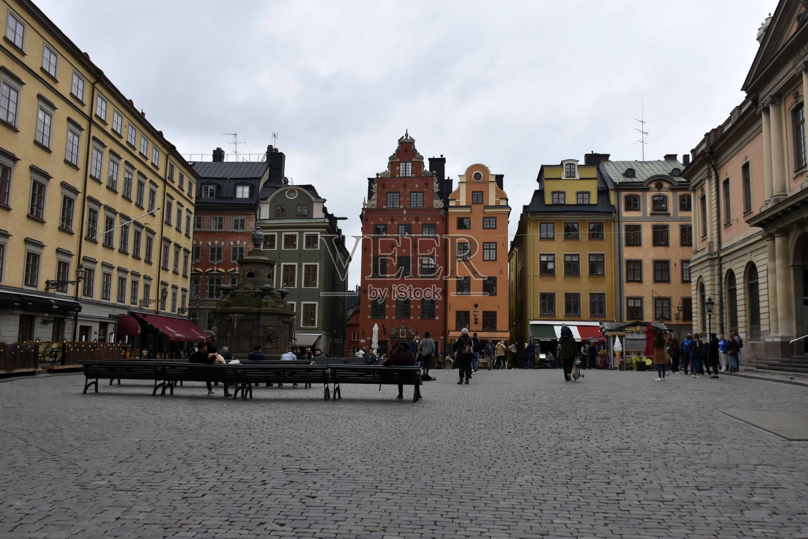 斯德哥尔摩老城广场，Stortorget，瑞典欧洲，人们在秋天坐着，站着照片摄影图片