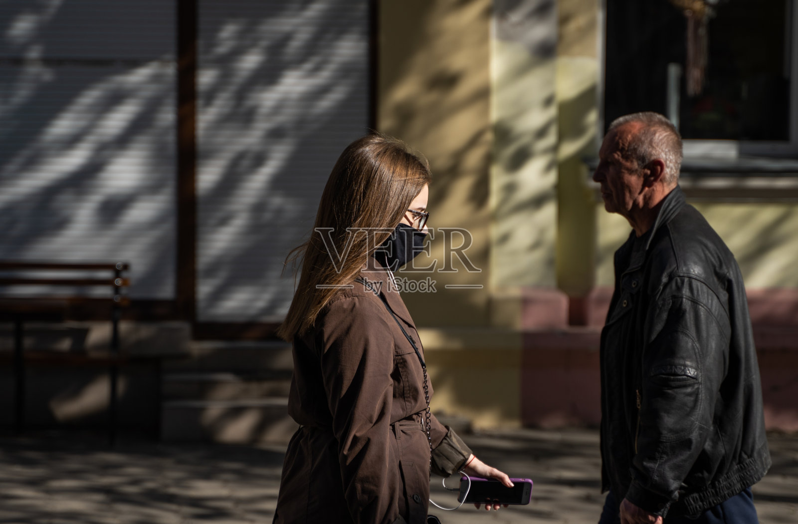 妇女戴医用口罩,以防止细菌感染冠状病毒或冠状病毒19流行街头。照片摄影图片