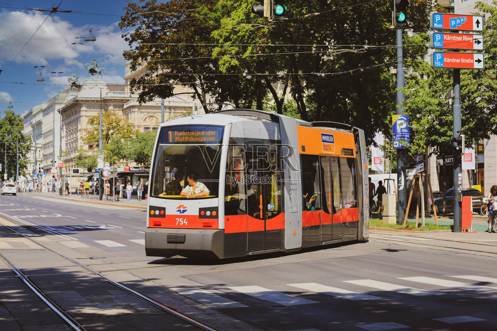 经过维也纳市中心的有轨电车照片摄影图片