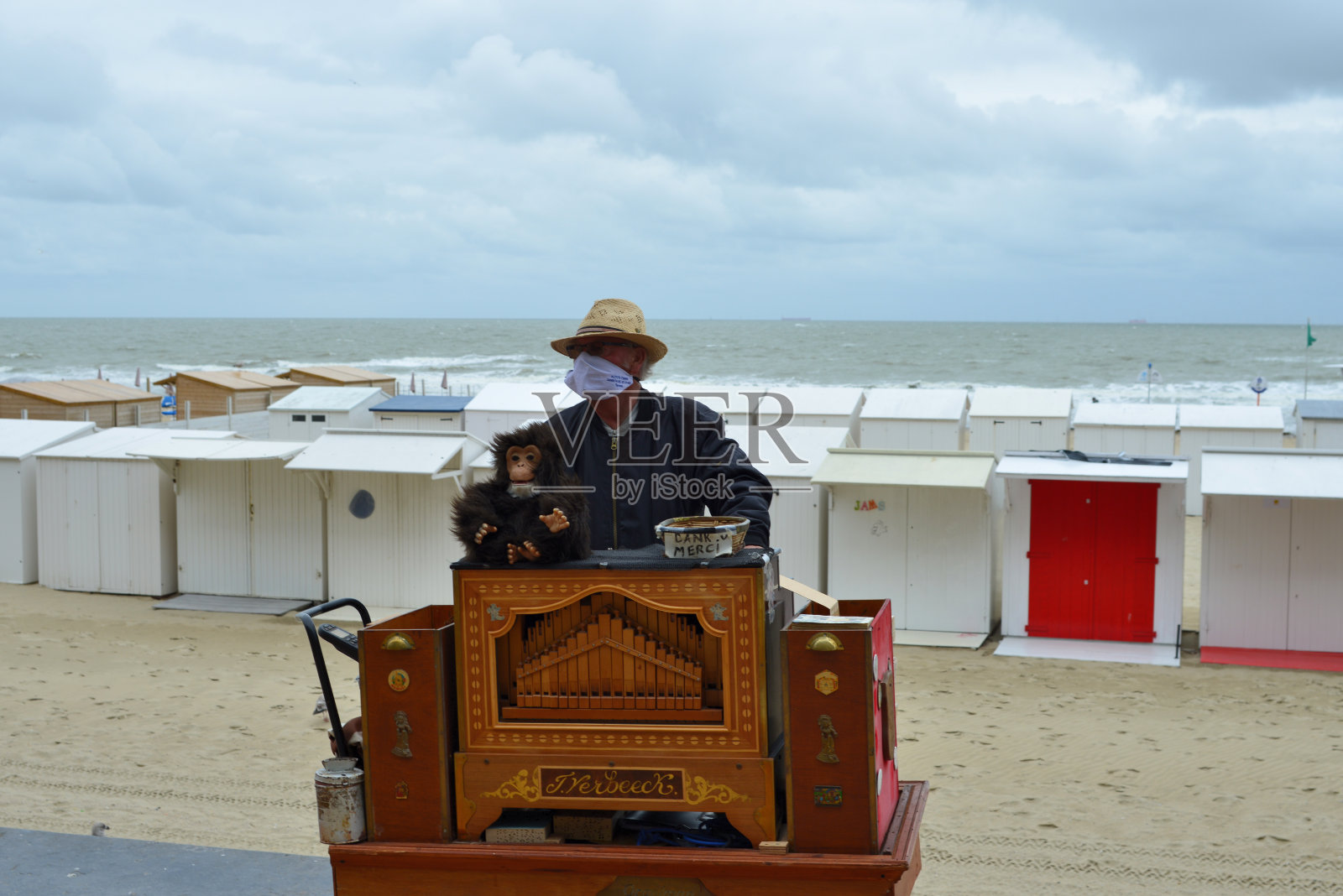 在海滩上从游客那里赚些钱照片摄影图片