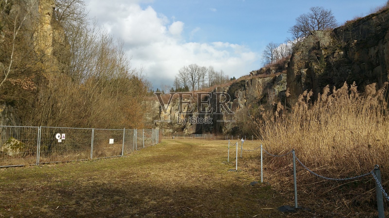 毛特豪森集中营纪念遗址。采石场和死亡阶梯。冬天多云的早晨照片摄影图片