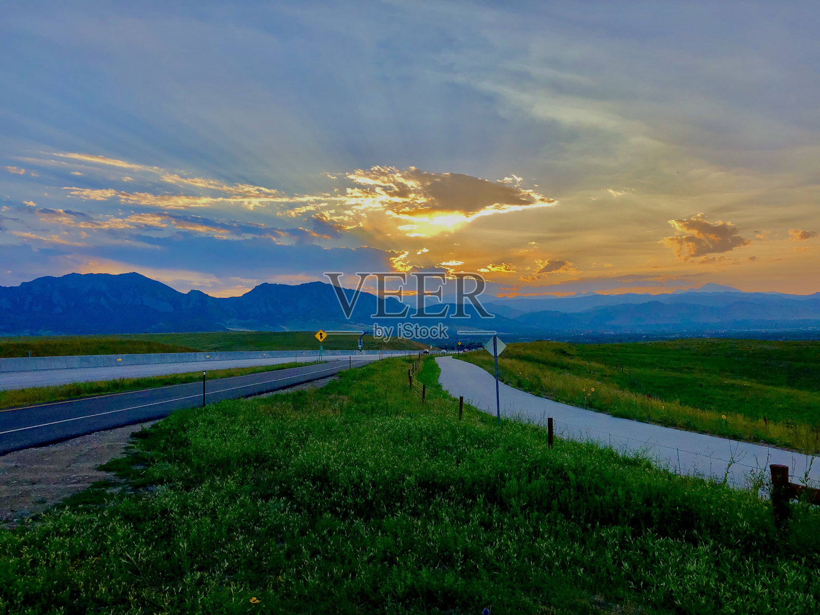 山麓上的夕阳照片摄影图片