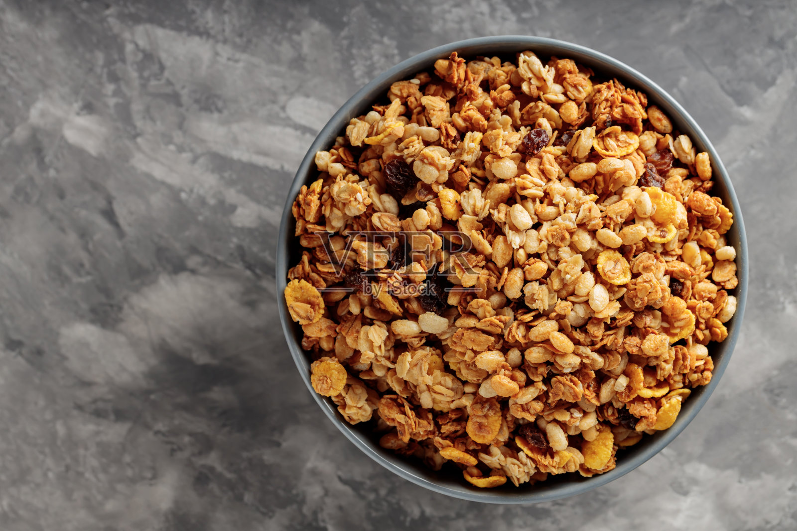 混凝土上的坚果格兰诺拉早餐，俯视图照片摄影图片