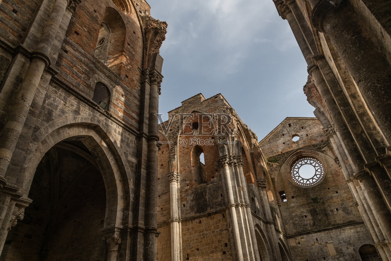 位于意大利托斯卡纳的Abbazia di San Galgano(原名)是一座屋顶倒塌的古老大教堂的废墟。内景照片摄影图片