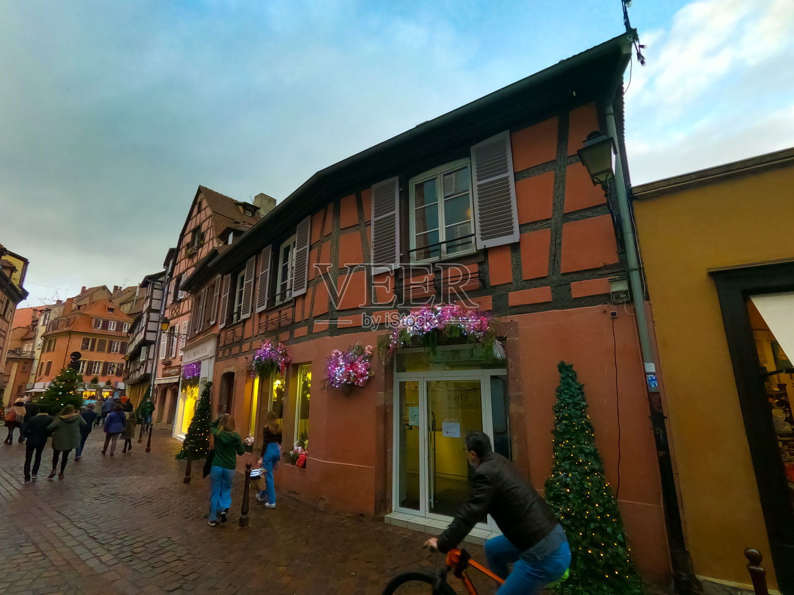 法国阿尔萨斯地区科尔马的圣诞装饰。照片摄影图片