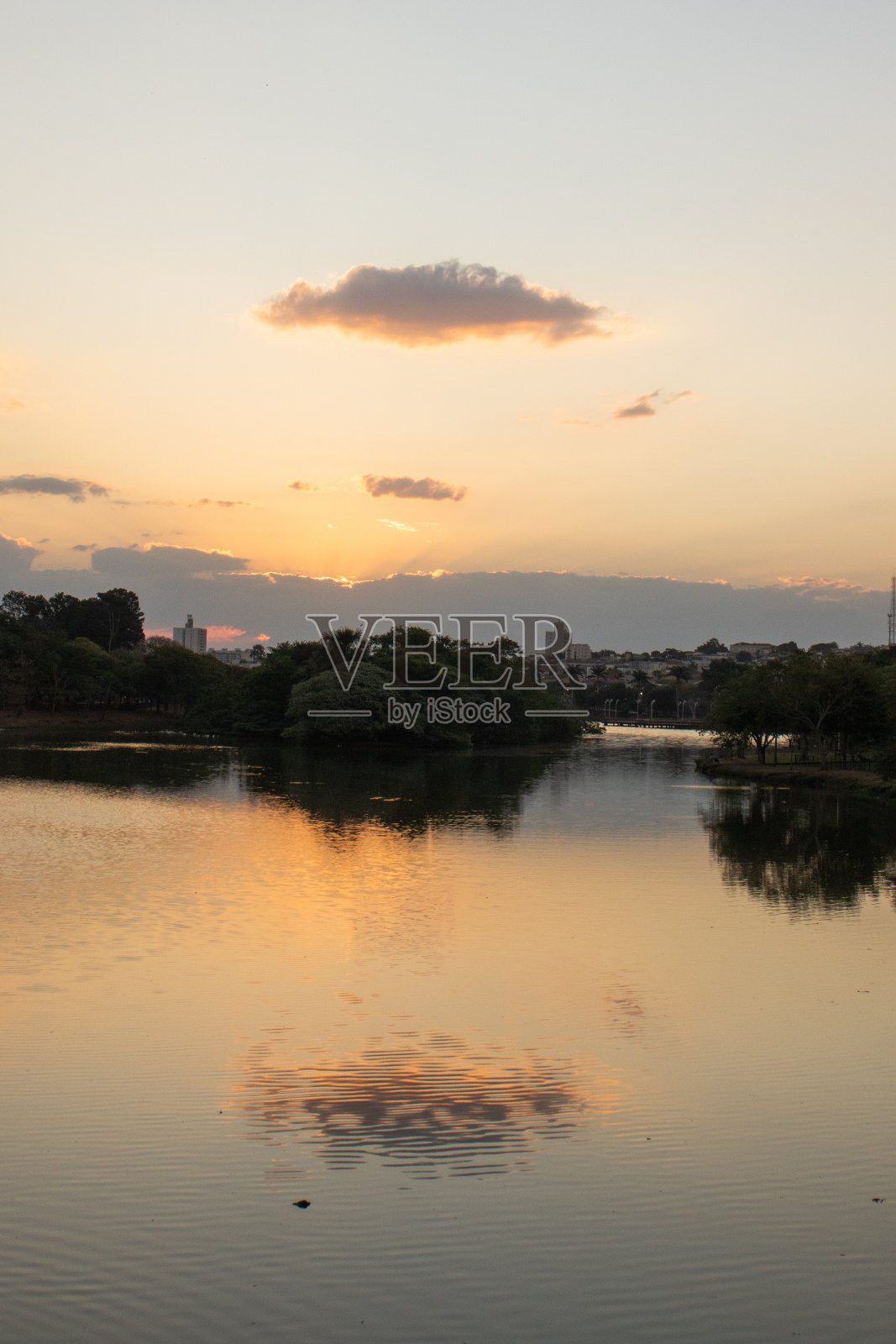 宁静的日落倒影照片摄影图片