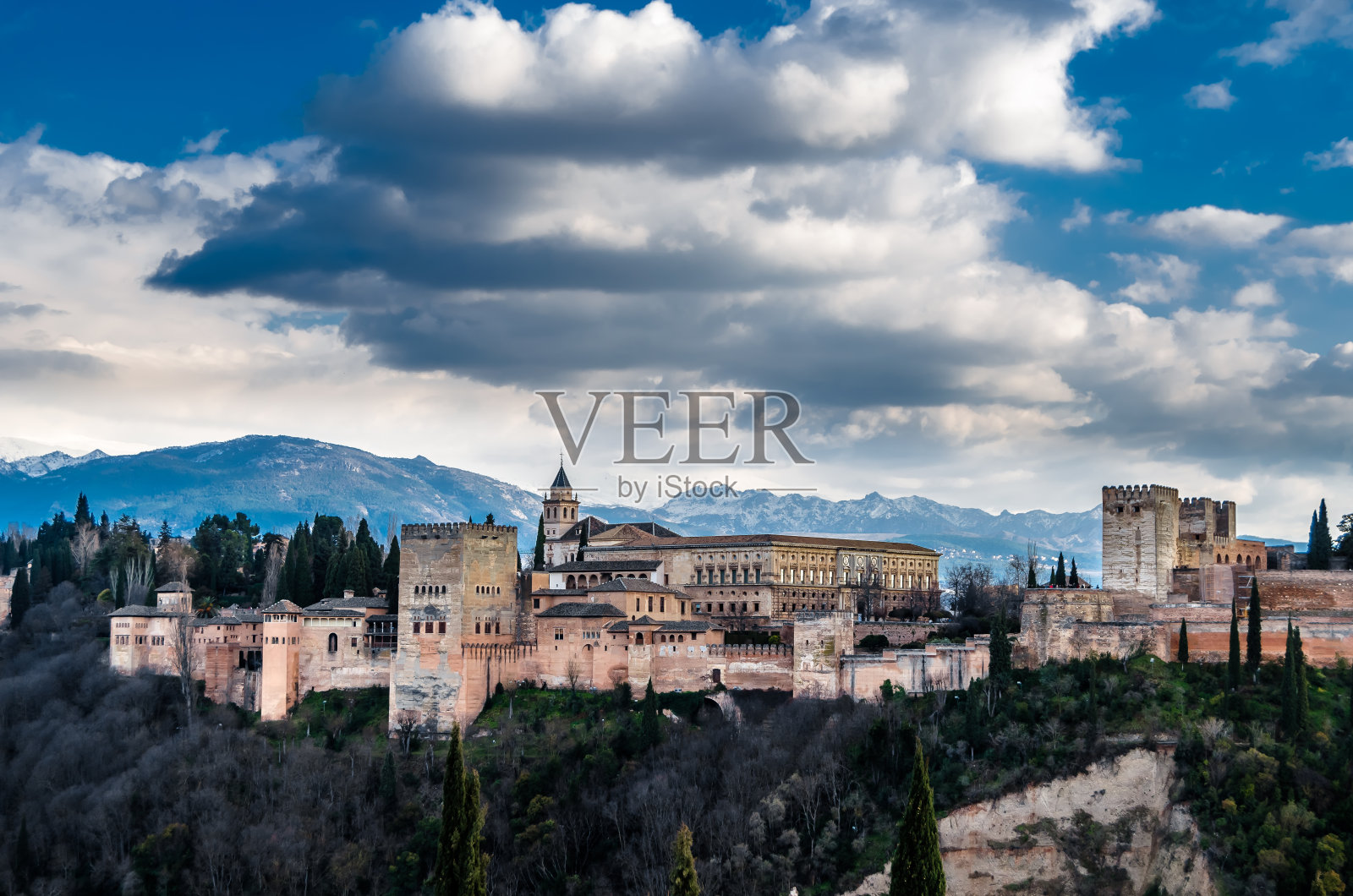 西班牙格拉纳达的城市景观，背景是阿尔罕布拉宫照片摄影图片
