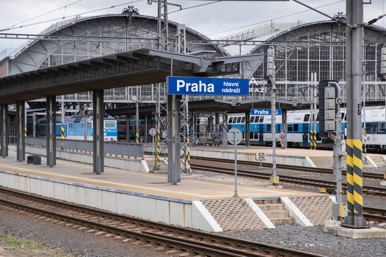 到达布拉格中央火车站，从火车可以看到站台。照片摄影图片