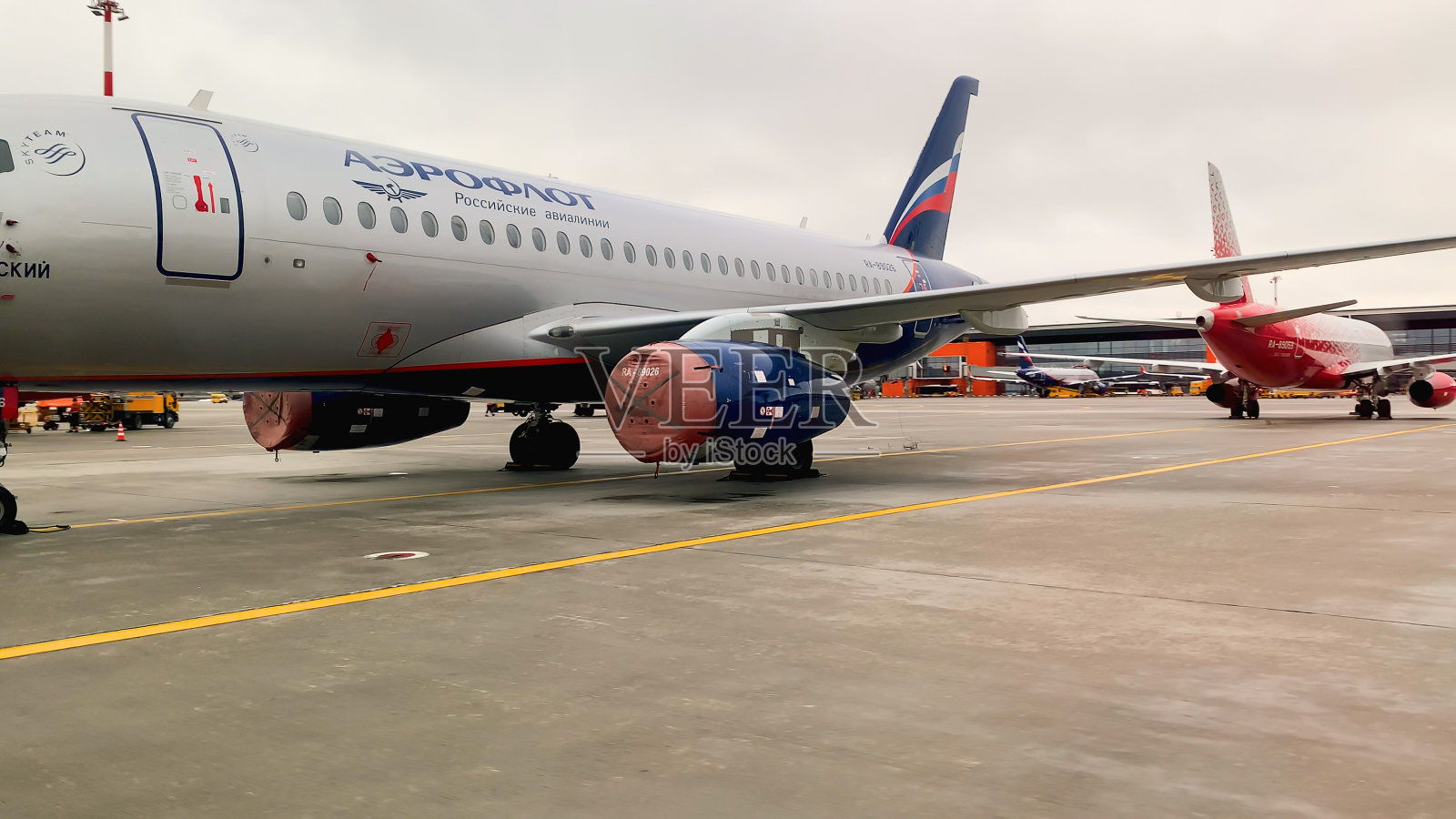 莫斯科谢列梅捷沃国际机场。飞机在跑道上，从飞机乘客运送巴士上观看照片摄影图片