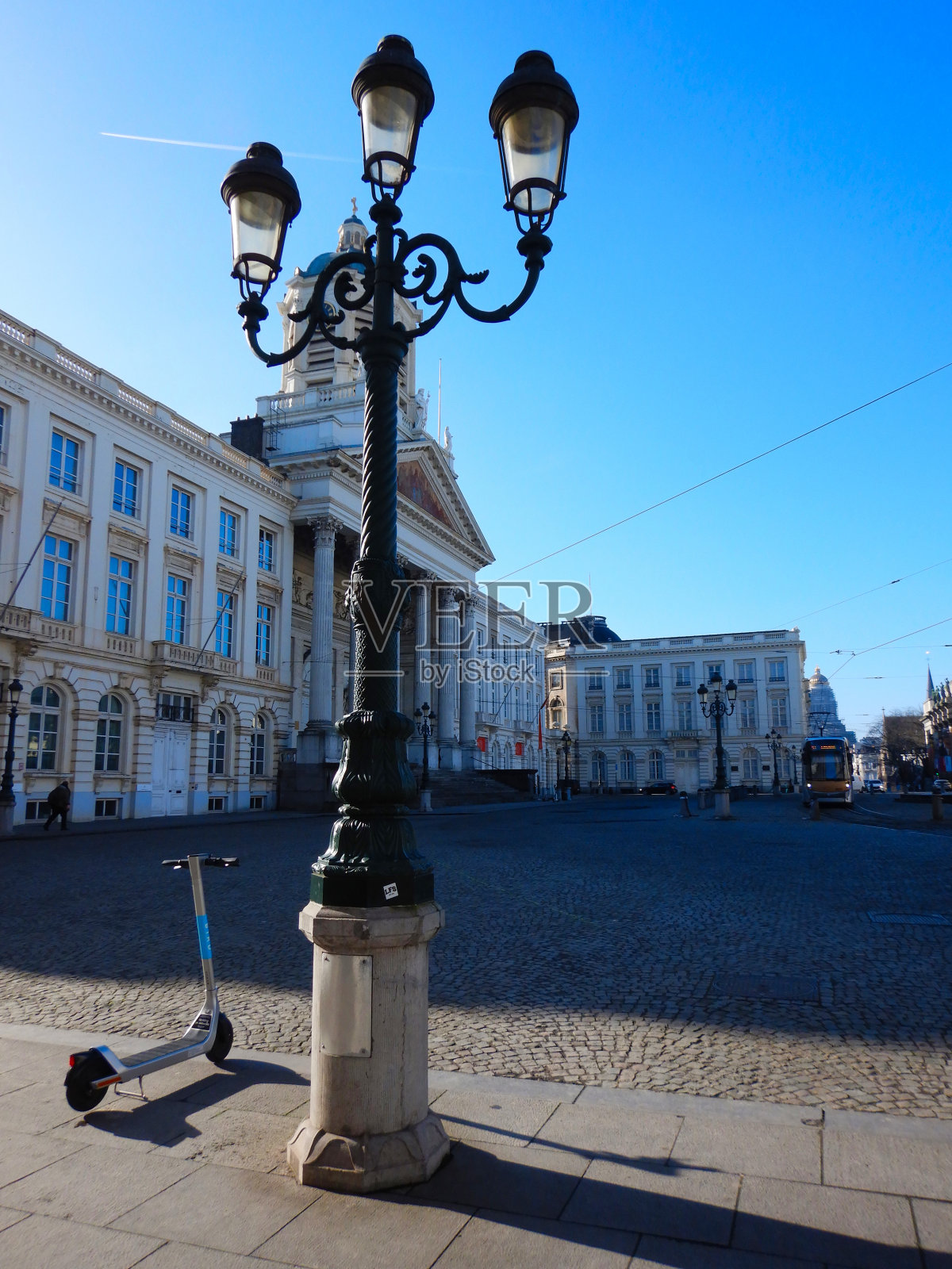 比利时布鲁塞尔，Koningsplein教堂前的电动共享滑板车照片摄影图片