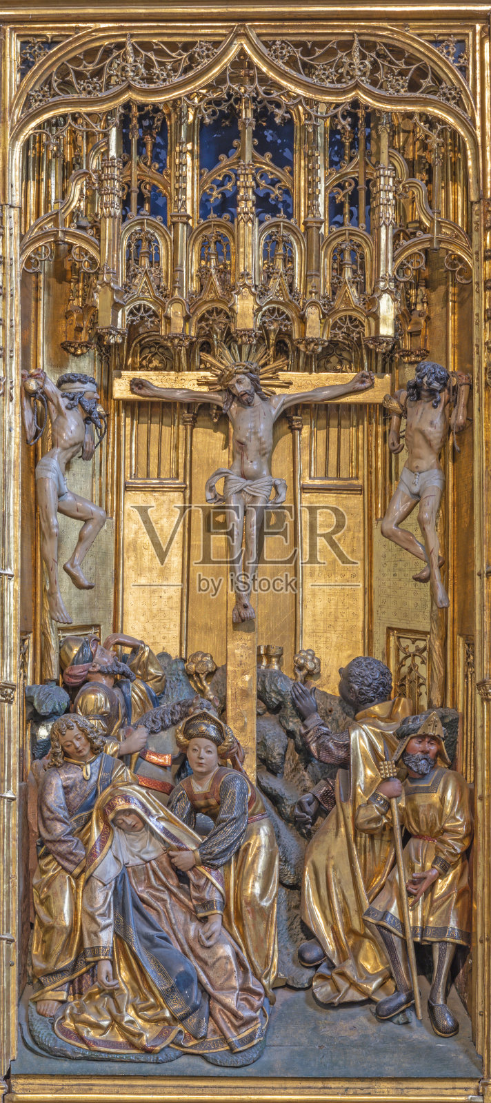 维也纳-日耳曼骑士团教堂哥特式雕刻翼坛的十字架面板照片摄影图片