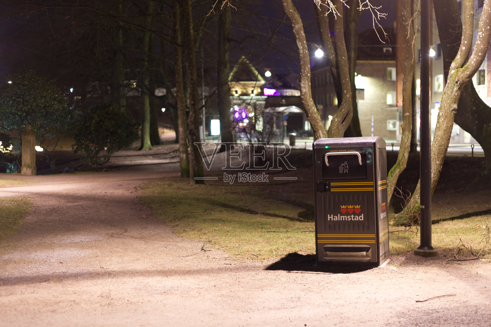 瑞典哈尔姆斯塔德大街上的垃圾桶照片摄影图片