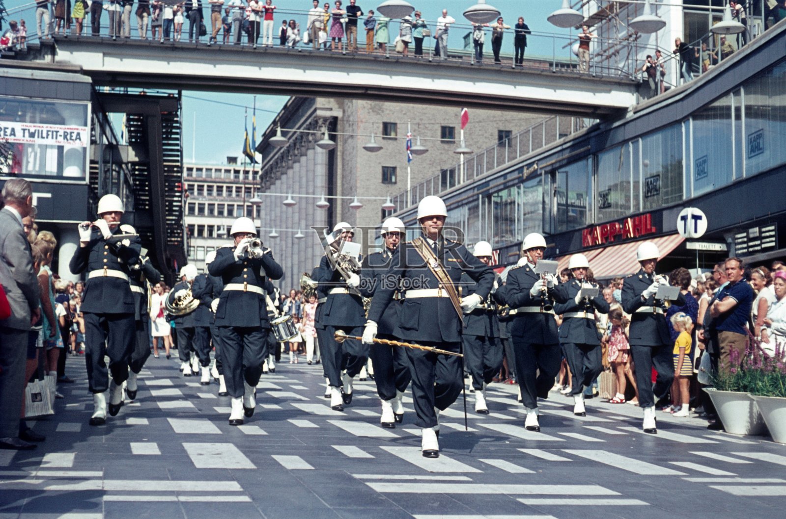 斯德哥尔摩市中心的瑞典军乐队照片摄影图片