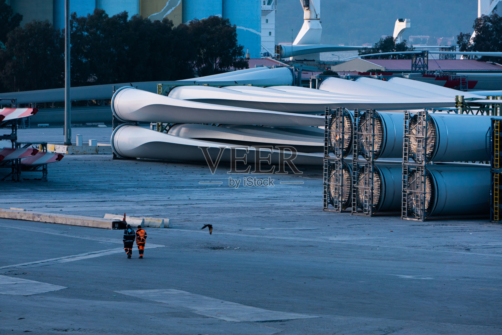 伊兹密尔港的风力涡轮机叶片和工人。在Alsancak Izmir拍摄的社论。照片摄影图片