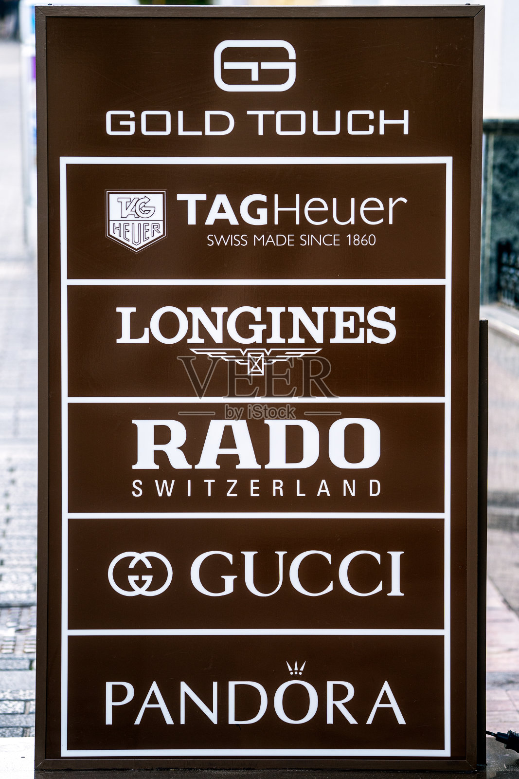 与不同的手表公司签约。豪雅表、浪琴、雷达、古驰、潘多拉。照片摄影图片