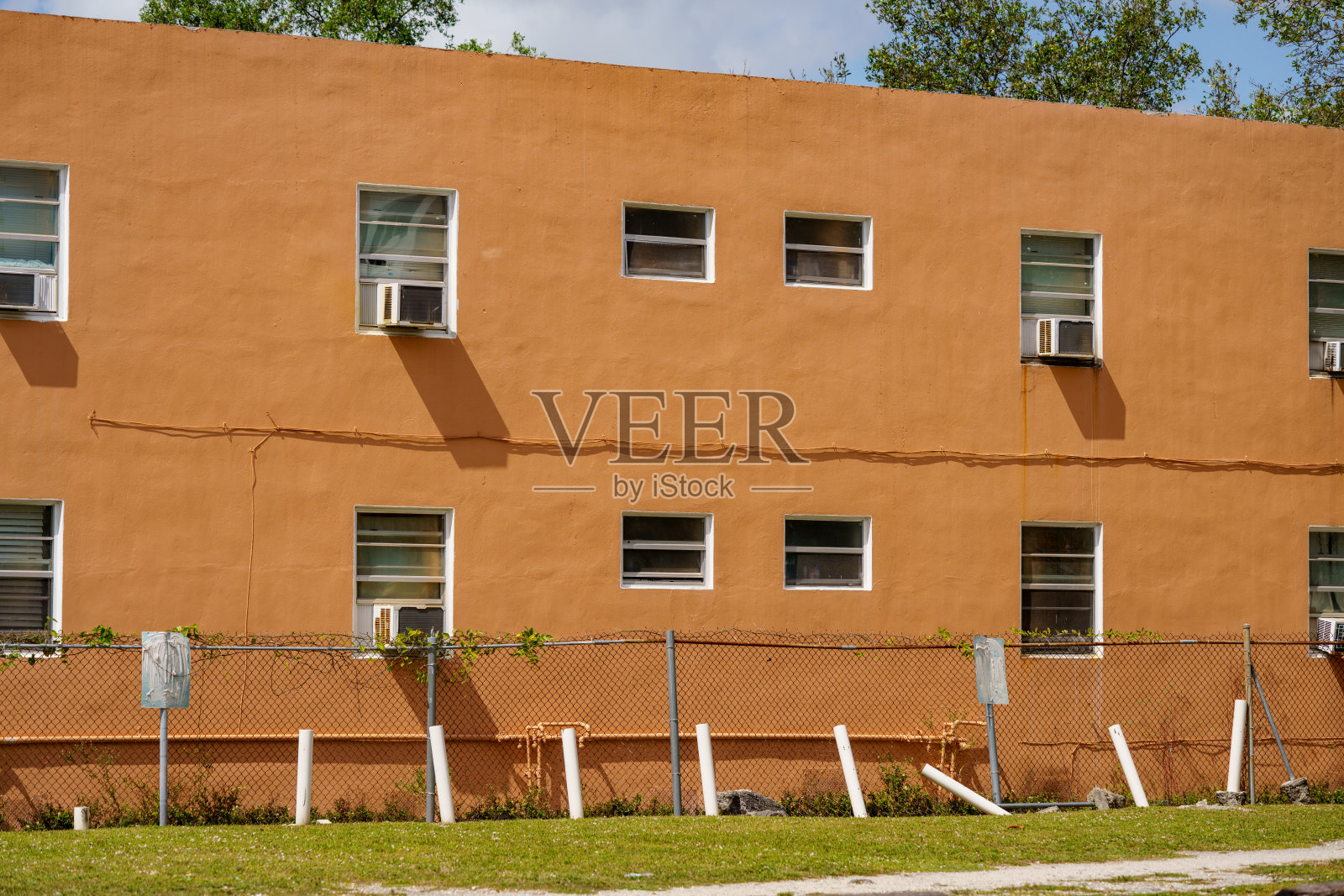后视图的住房与空调机组挂在窗户上照片摄影图片