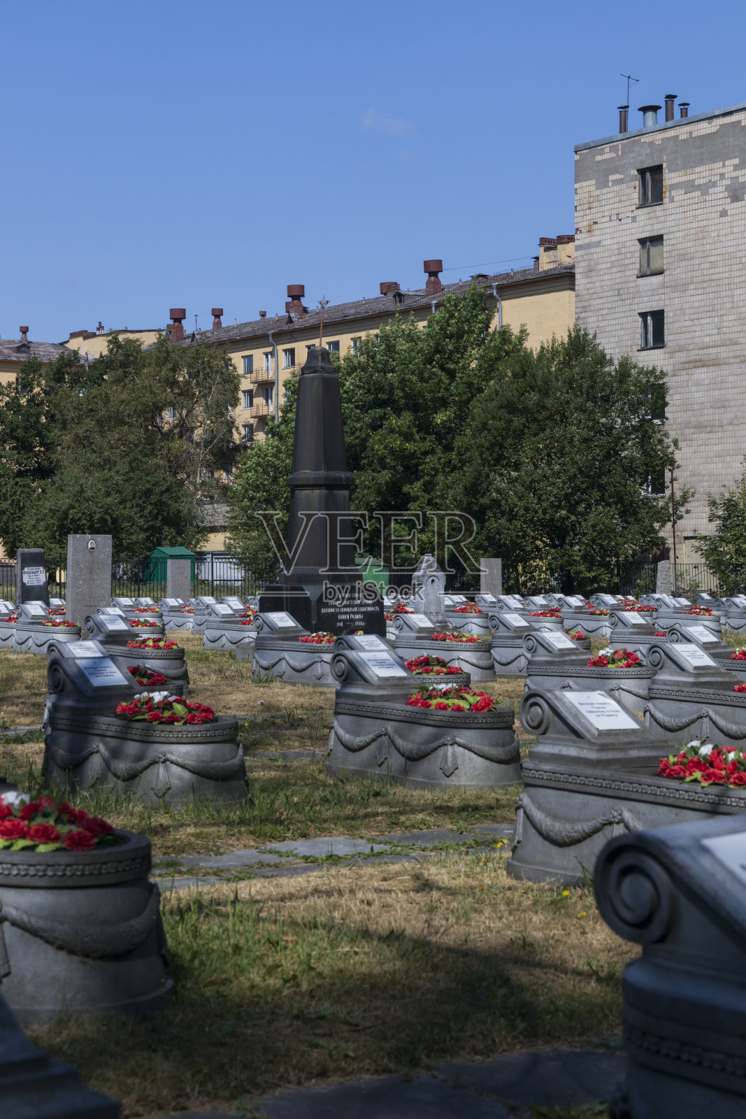 二战军事公墓的黑色方尖碑和坟墓照片摄影图片