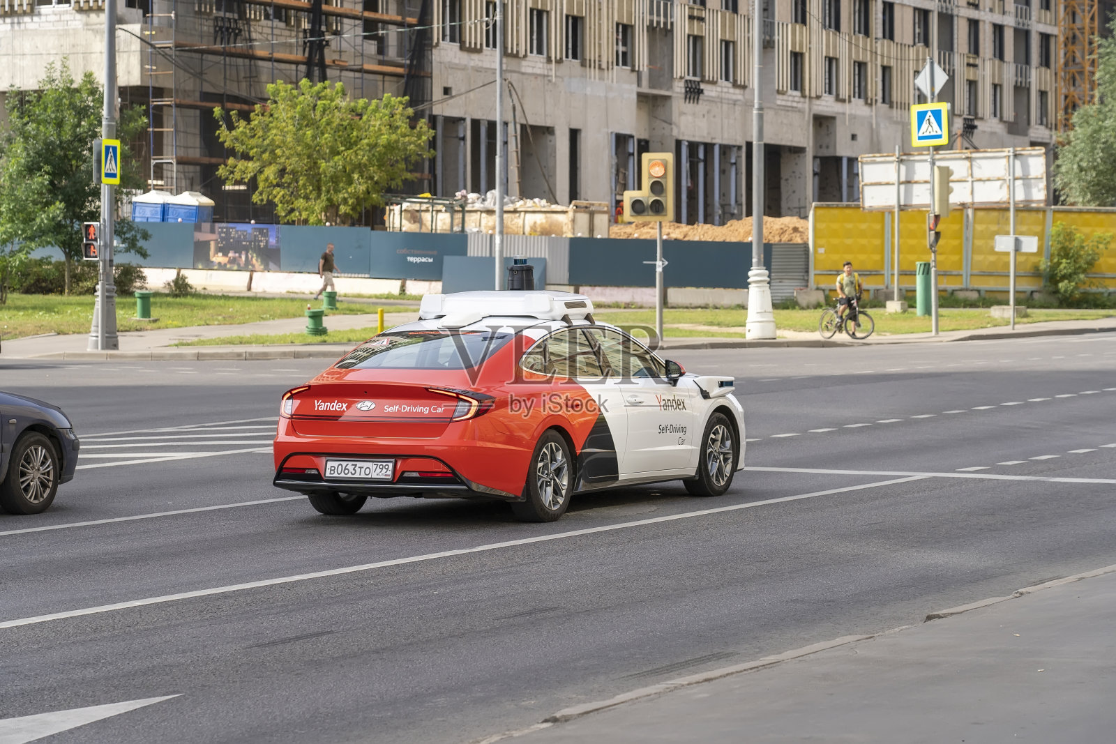 Yandex公司的自动驾驶混合动力测试车沿着莫斯科街道移动的特写镜头。莫斯科的自动遥控汽车。无人驾驶交通街照片摄影图片