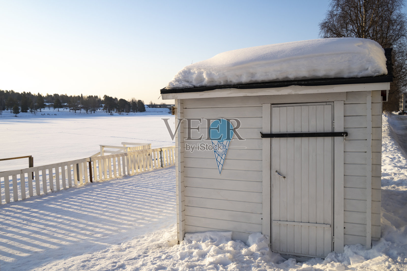 冰冻的河附近的冰淇淋摊照片摄影图片