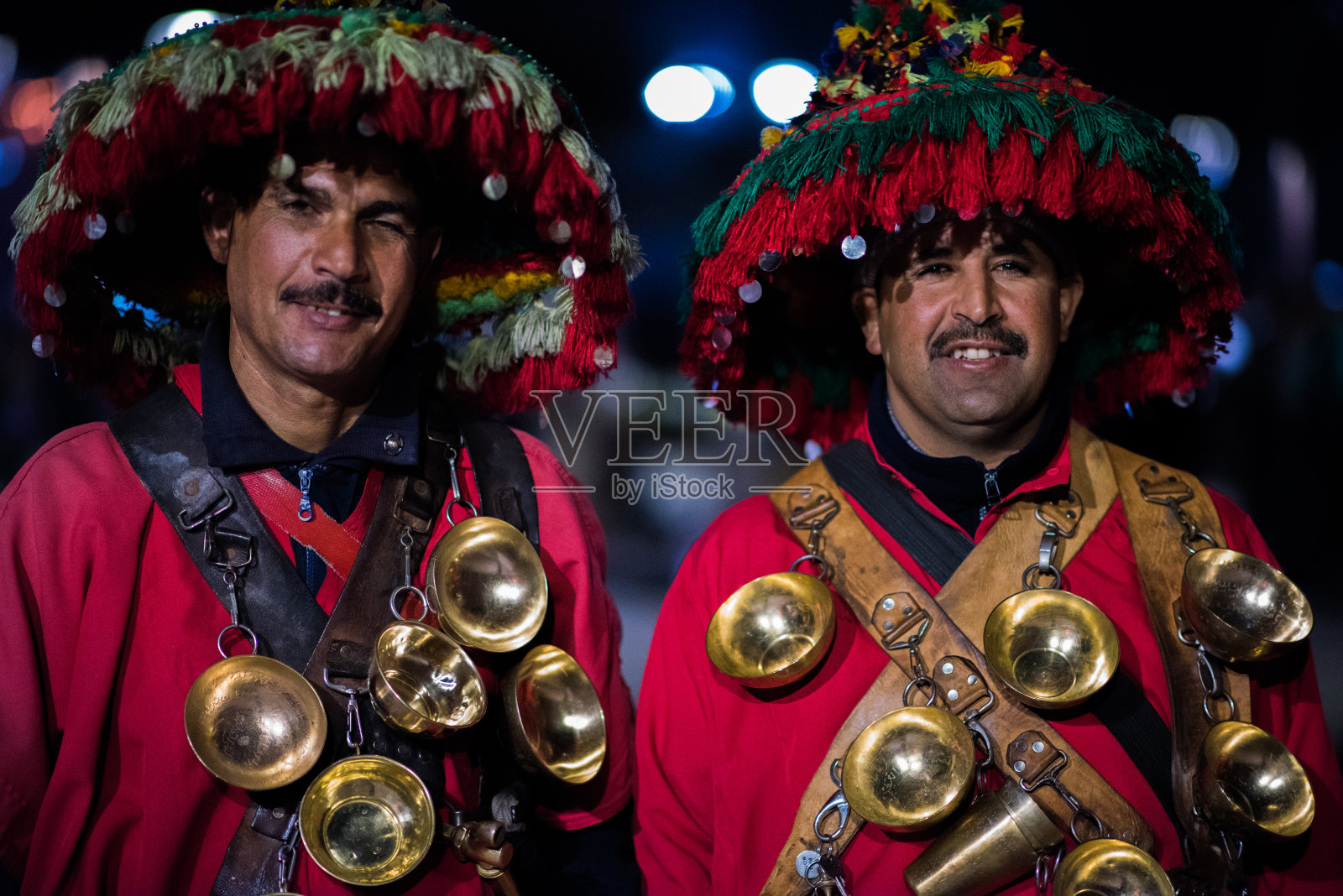 马拉喀什麦地那地区的传统售水者。照片摄影图片