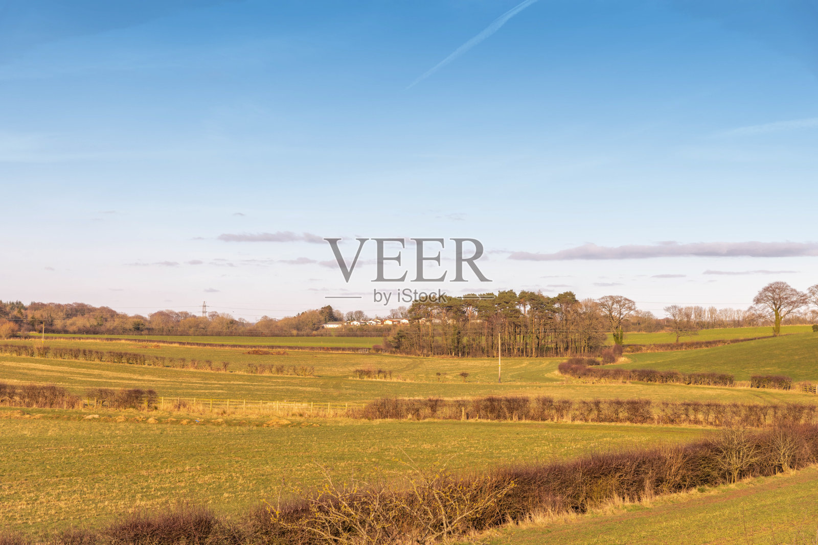 美丽的苏格兰佩尔顿农田与坎宁安头退休村反映苏格兰欧文傍晚的灯光。照片摄影图片