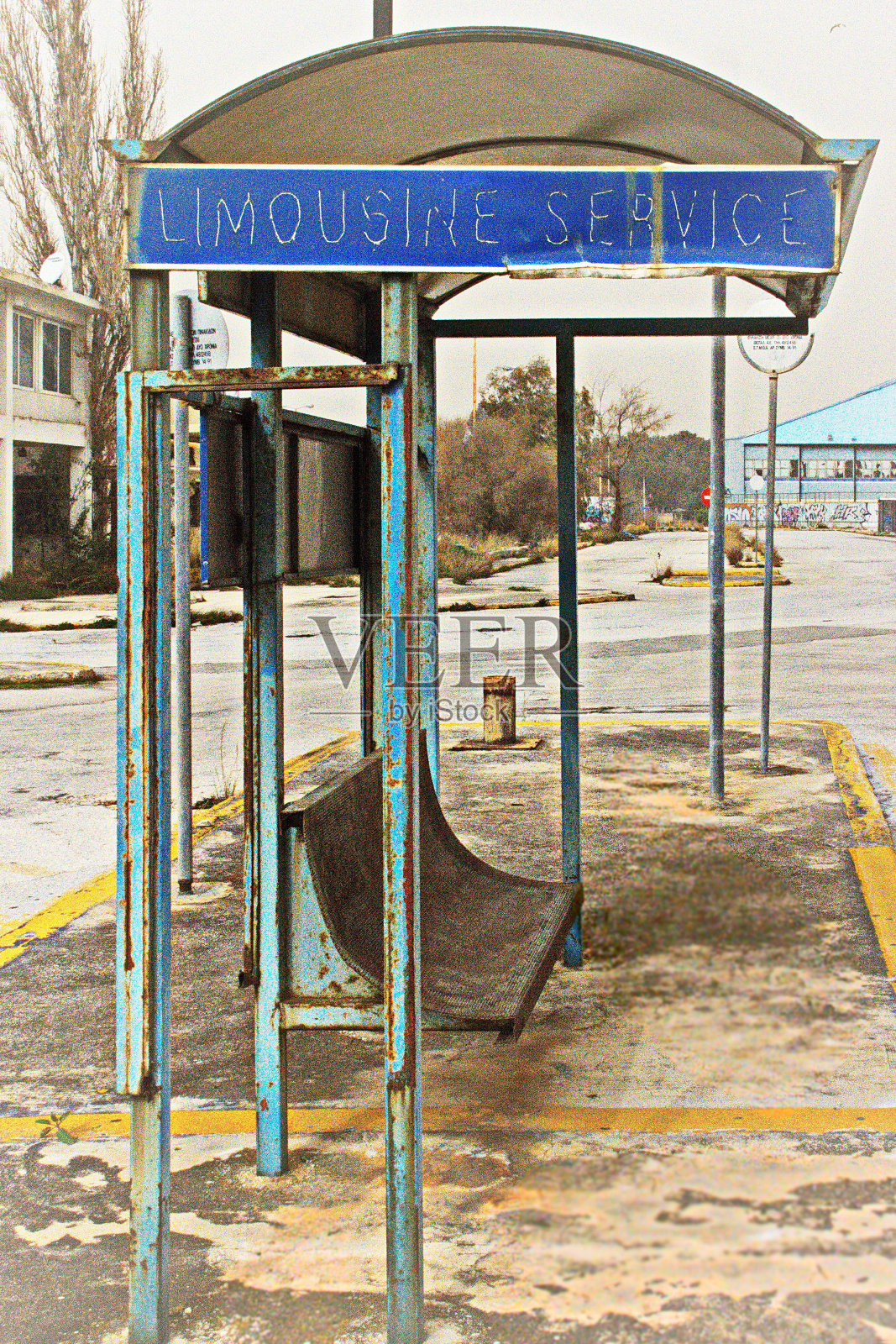 希腊废弃的雅典旧机场上，挂着“豪华轿车服务”的牌子照片摄影图片