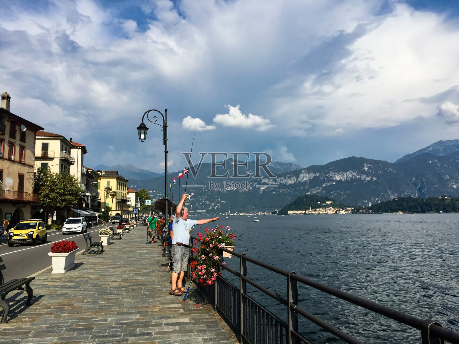 Tremezzo，通过Statale视图。意大利科莫湖上的著名度假胜地照片摄影图片