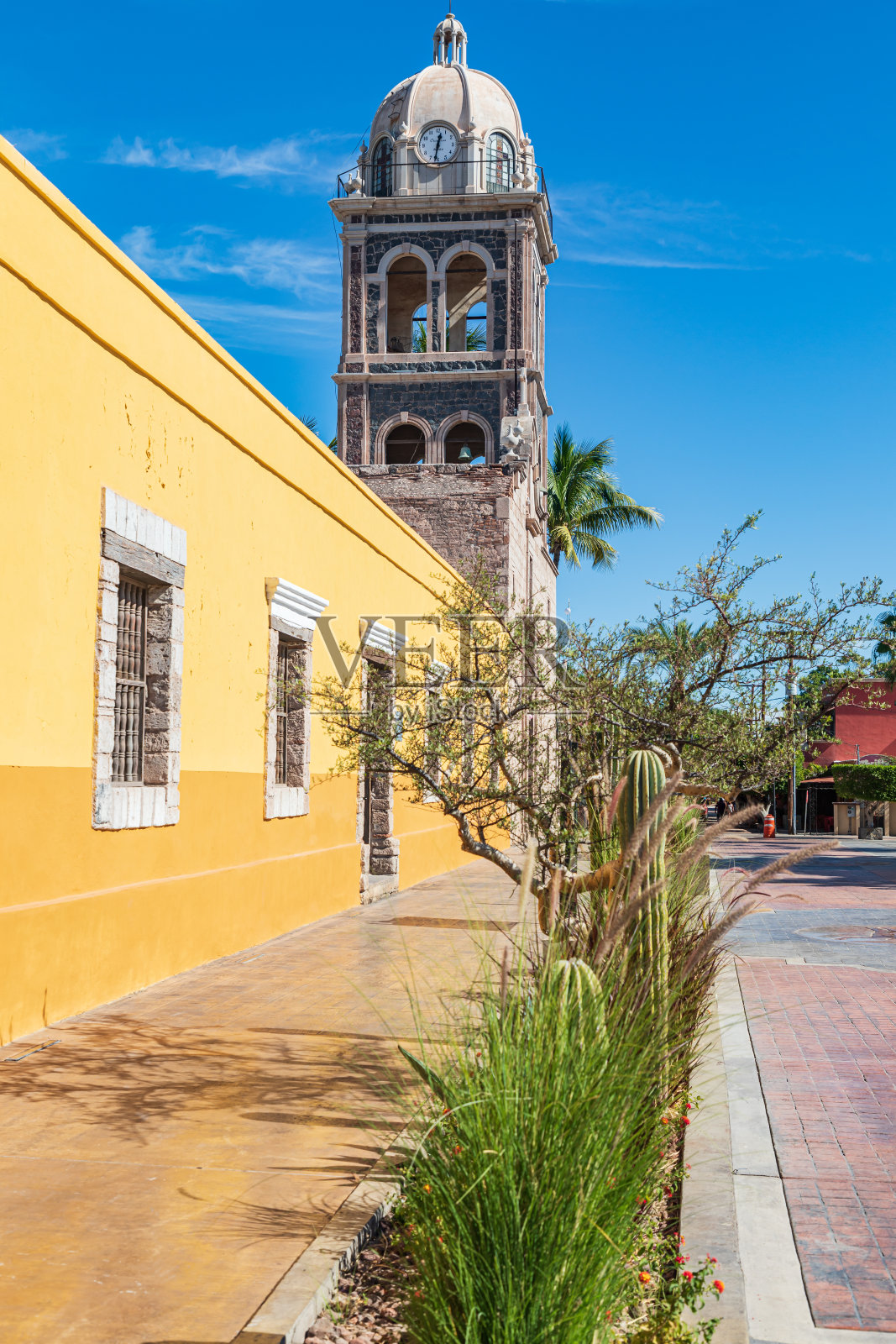历史悠久的洛雷托传教会的钟楼。照片摄影图片
