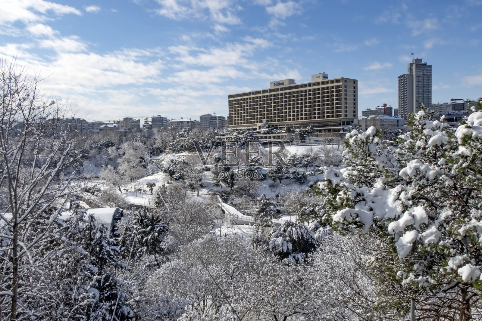 从伊斯坦布尔的马卡民主公园看。照片摄影图片