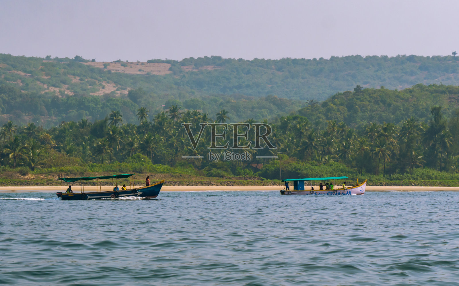 不明身份的游客在信杜杜加的德巴格海滩享受游船之旅，这里被列为世界上30个最受欢迎的旅游目的地照片摄影图片