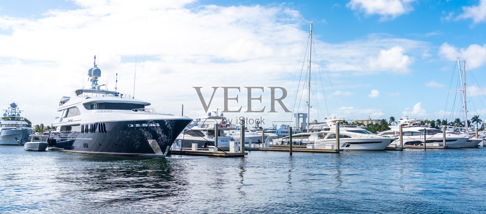 佛罗里达劳德代尔堡的游艇停靠码头的全景图照片摄影图片