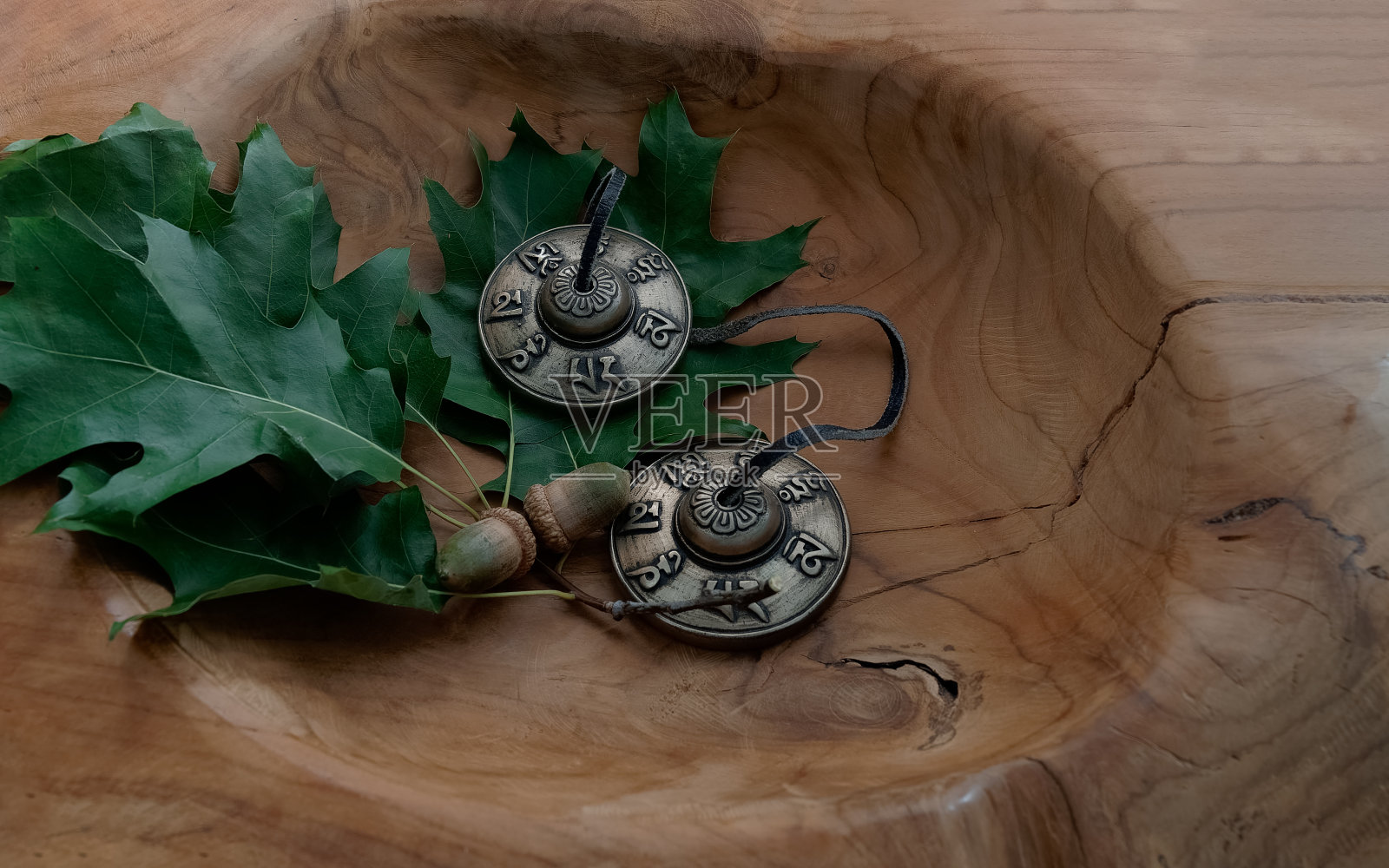 享受藏菜的放松时光。Tingshas照片摄影图片